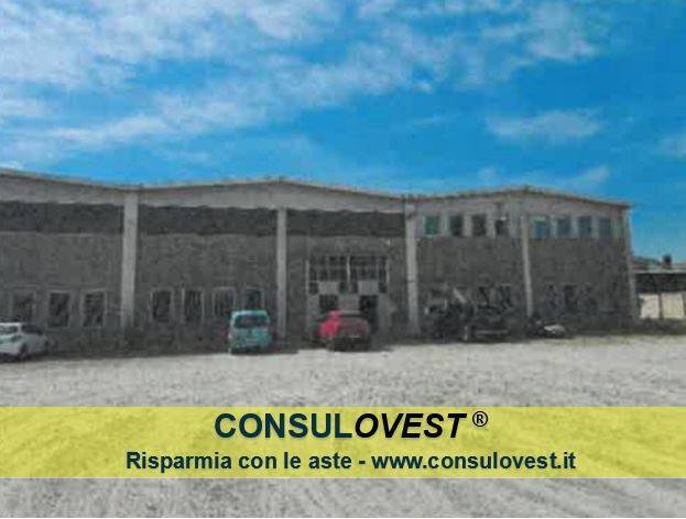 locale commerciale in vendita a Novara in zona Veveri