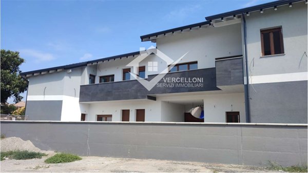 casa indipendente in vendita a Novara in zona Pernate