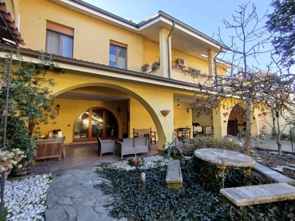 casa indipendente in vendita a Novara in zona Pagliate