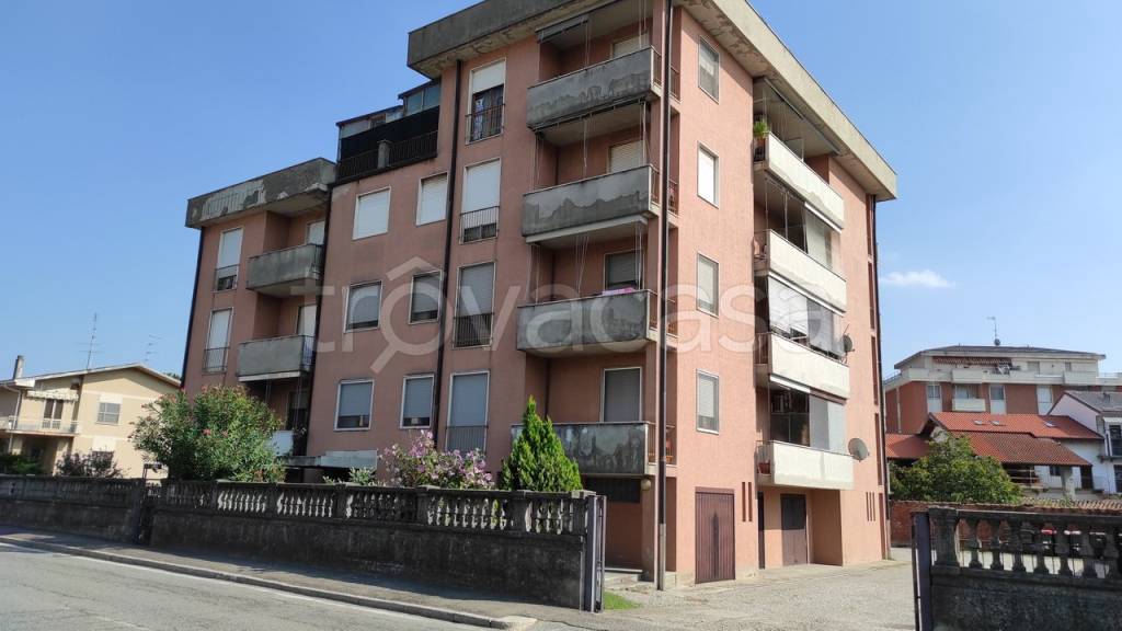 appartamento in vendita a Novara in zona Pernate