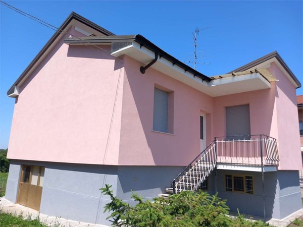 casa indipendente in vendita a Novara in zona Pernate