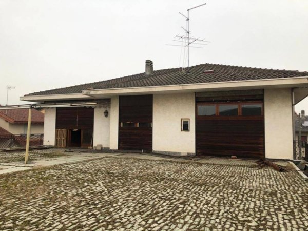 casa indipendente in vendita ad Oleggio