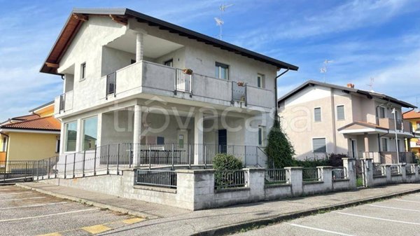 casa indipendente in vendita ad Oleggio in zona San Giovanni