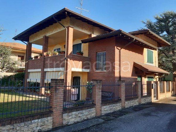 casa indipendente in vendita ad Oleggio