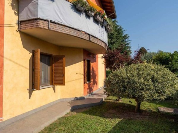 appartamento in vendita ad Oleggio in zona Loreto