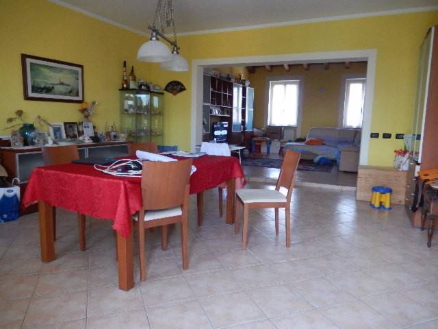 casa indipendente in vendita ad Oleggio