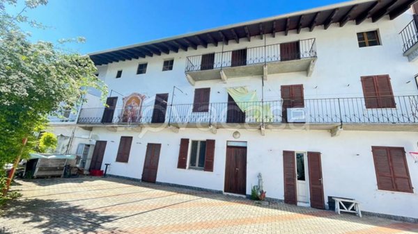 casa indipendente in vendita ad Oleggio in zona Bedisco