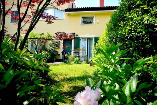 casa indipendente in vendita ad Oleggio
