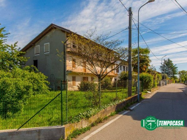 casa indipendente in vendita ad Oleggio