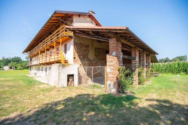 casa indipendente in vendita ad Oleggio