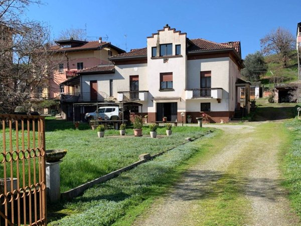 casa indipendente in vendita ad Oleggio