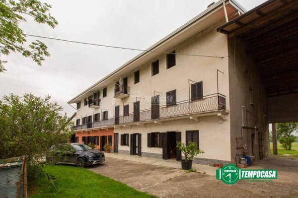 casa indipendente in vendita ad Oleggio