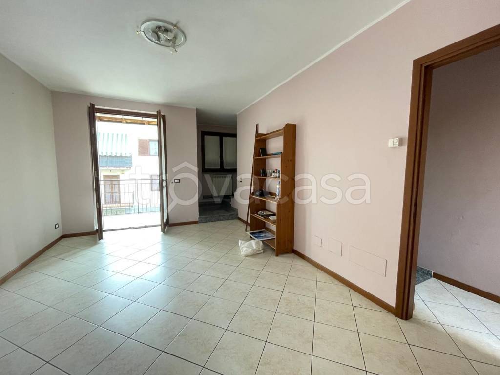 casa indipendente in vendita ad Oleggio