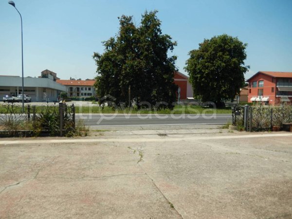 negozio in vendita ad Oleggio