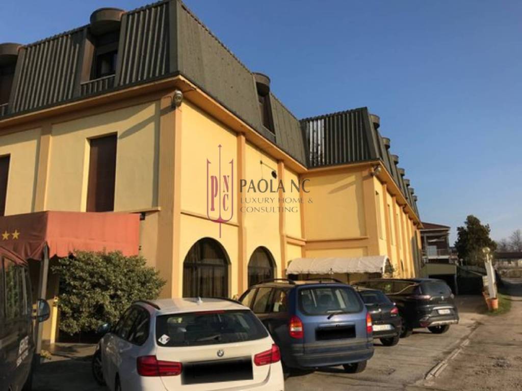 negozio in vendita ad Oleggio
