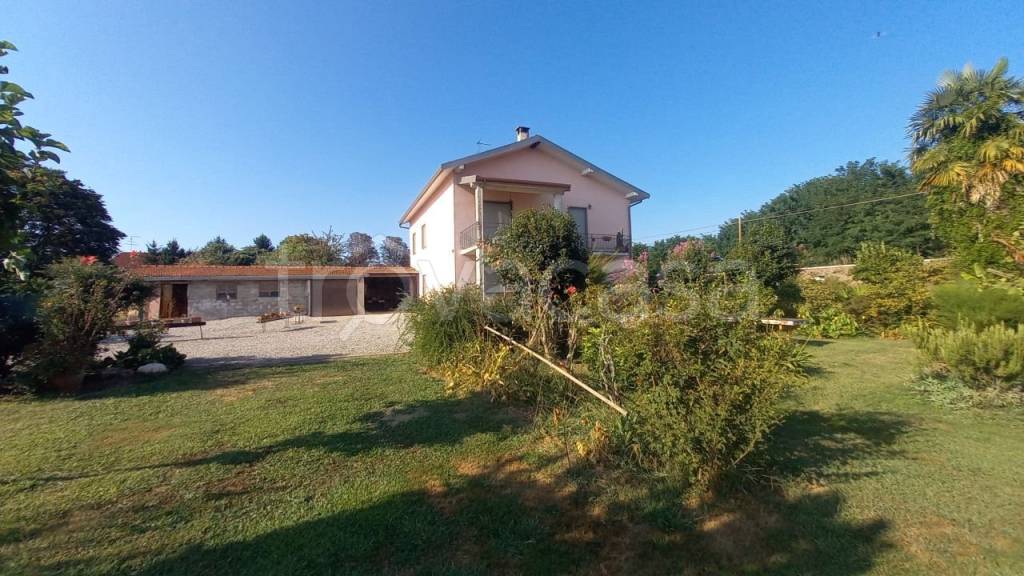 casa indipendente in vendita ad Oleggio