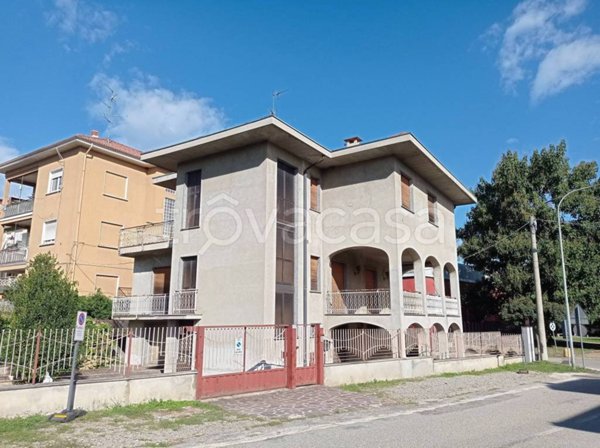 casa indipendente in vendita ad Oleggio