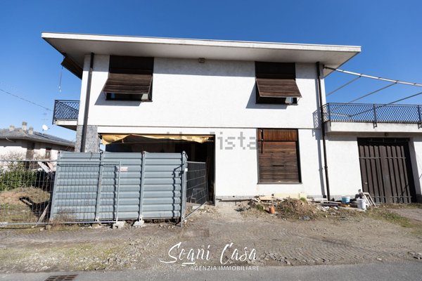 casa indipendente in vendita ad Oleggio