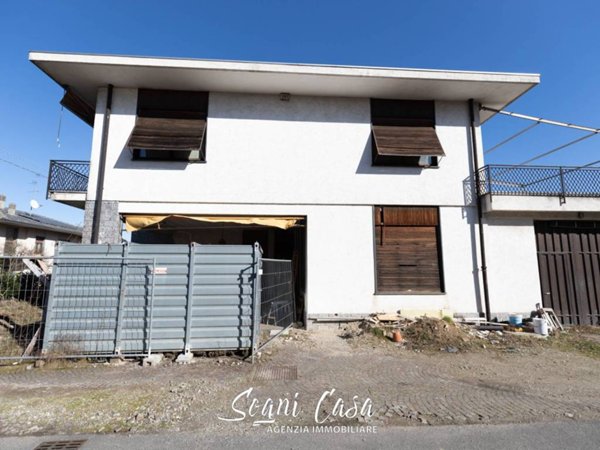 casa indipendente in vendita ad Oleggio