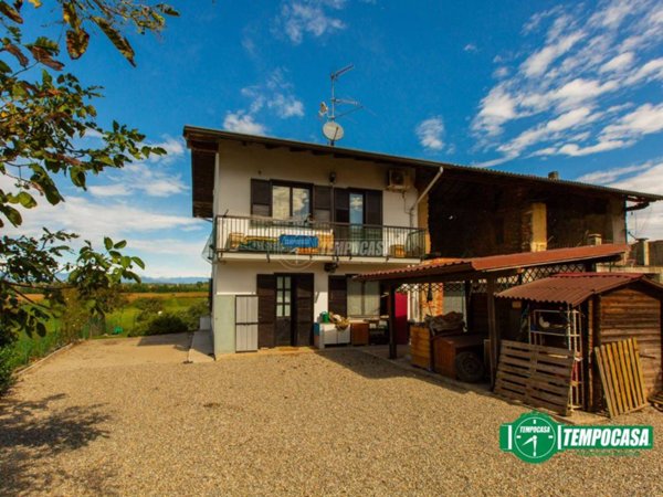 casa indipendente in vendita ad Oleggio
