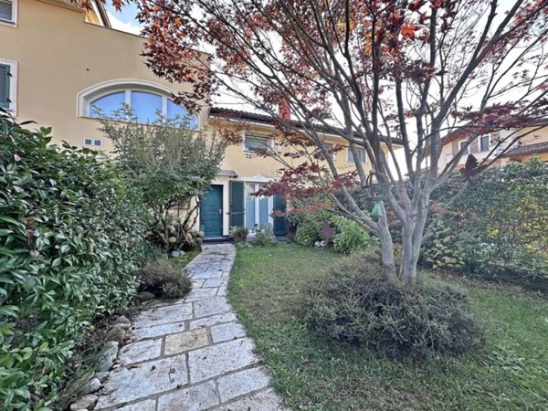 casa indipendente in vendita ad Oleggio