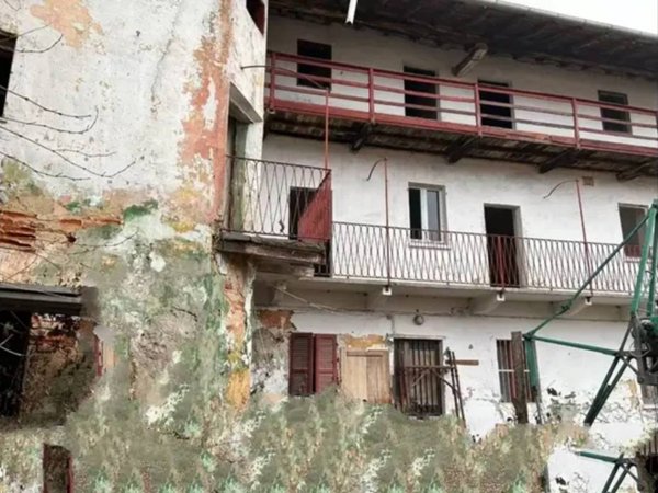 casa indipendente in vendita ad Oleggio in zona Fornaci