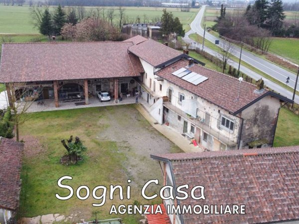 casa indipendente in vendita ad Oleggio