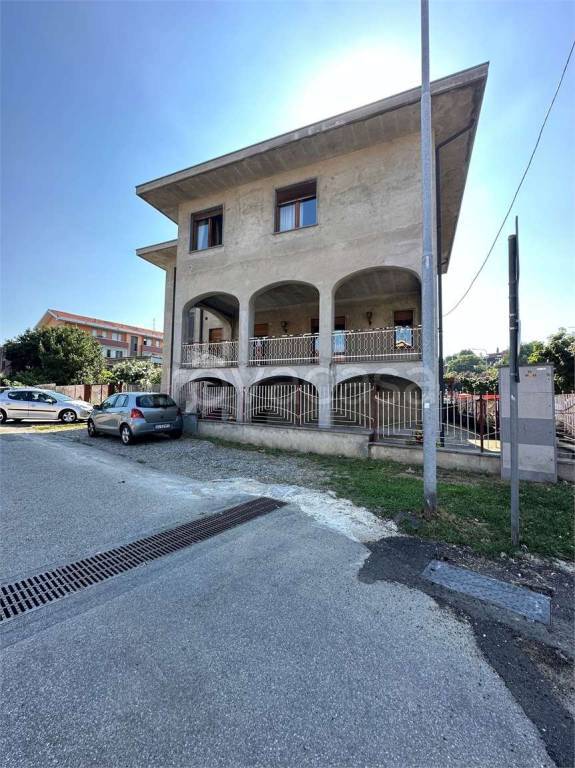 casa indipendente in vendita ad Oleggio