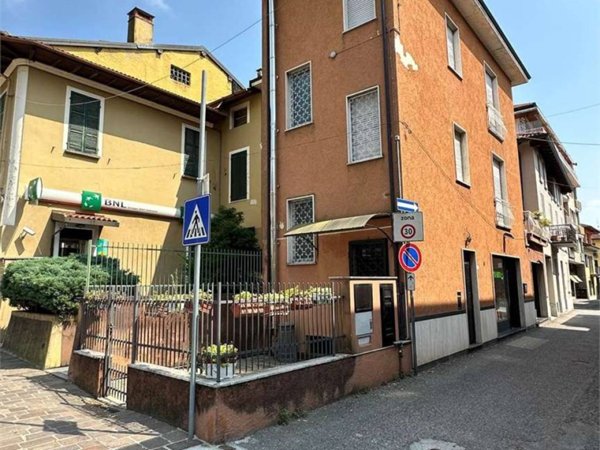 casa indipendente in vendita ad Oleggio
