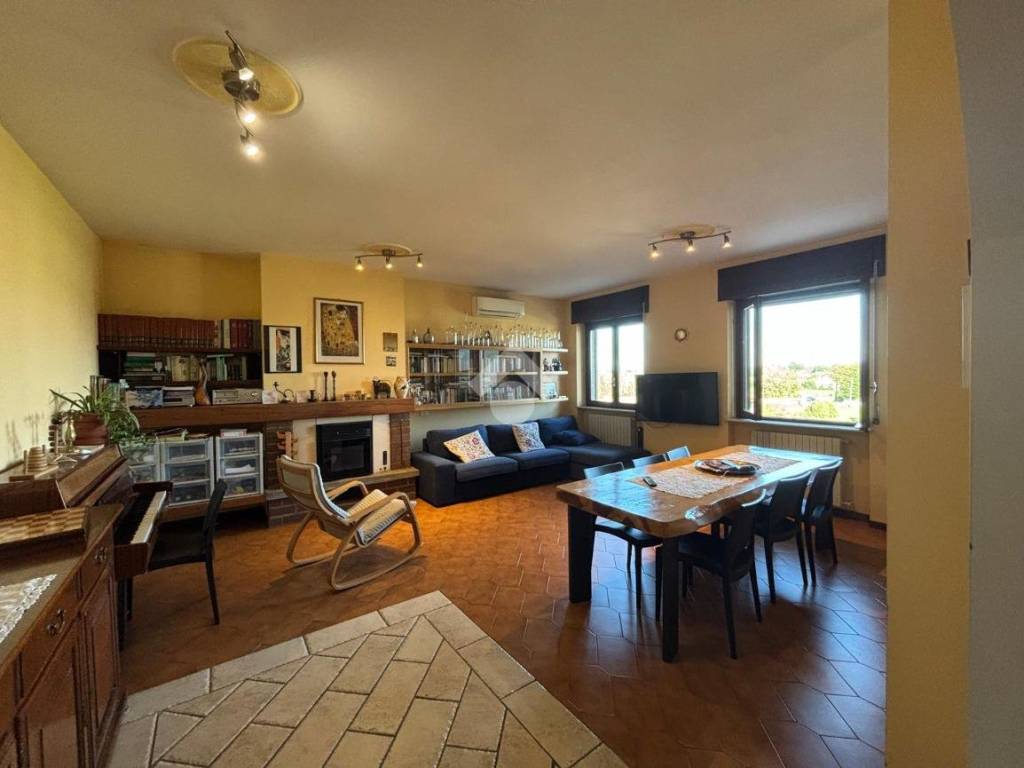 casa indipendente in vendita ad Oleggio