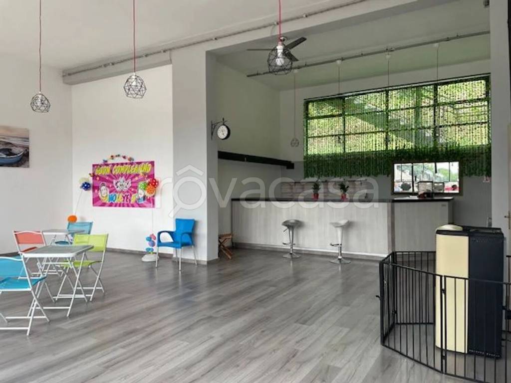 locale commerciale in vendita ad Oleggio