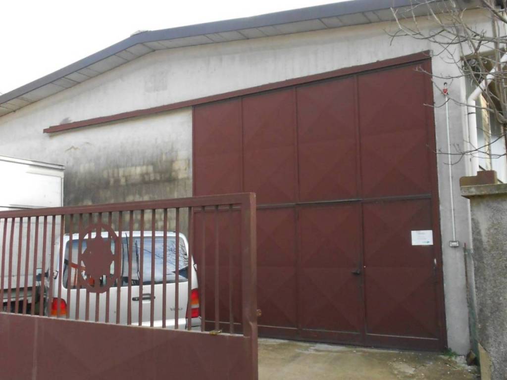 locale commerciale in vendita ad Oleggio in zona Loreto