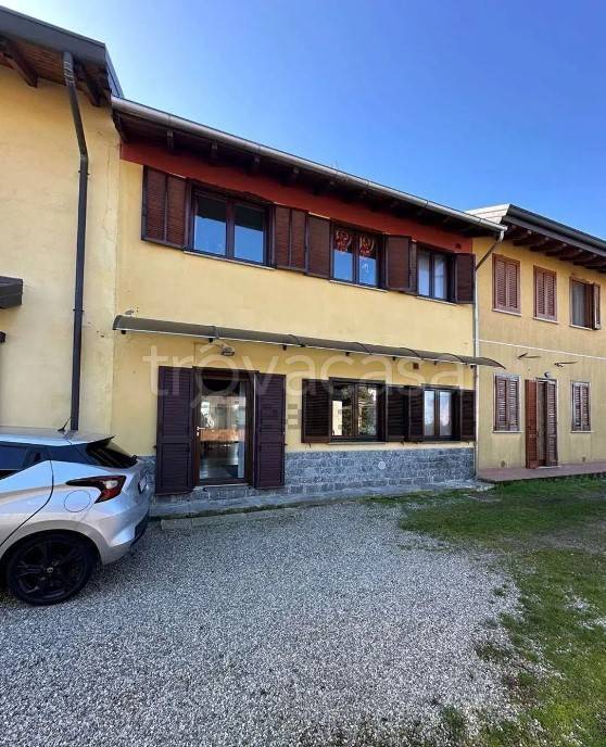 casa indipendente in vendita ad Oleggio