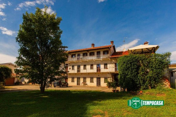 casa indipendente in vendita ad Oleggio