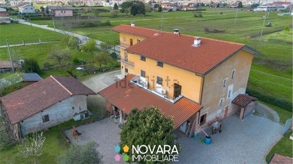 casa indipendente in vendita ad Oleggio