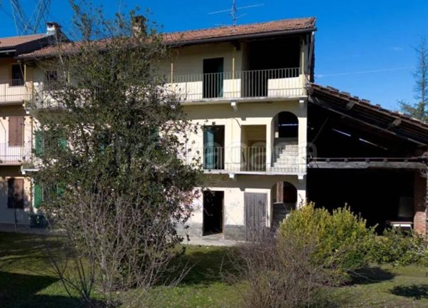 casa indipendente in vendita ad Oleggio