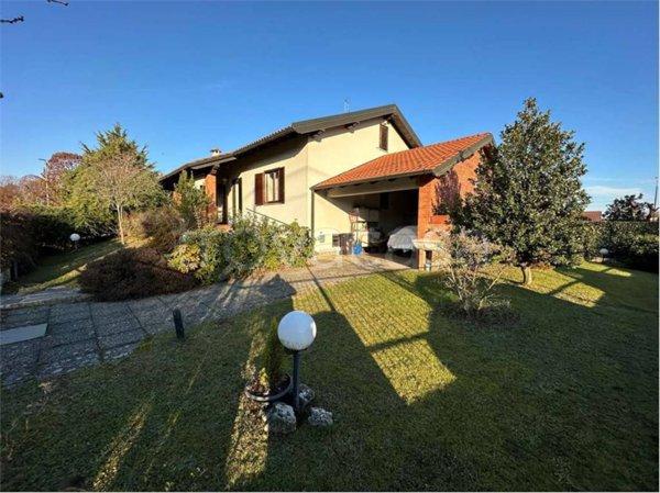 casa indipendente in vendita ad Oleggio