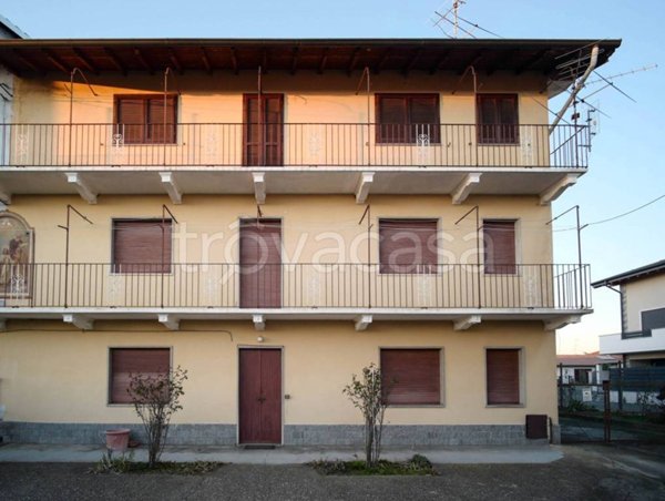 casa indipendente in vendita ad Oleggio