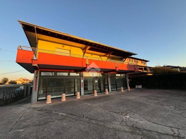 casa indipendente in vendita ad Oleggio