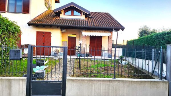 casa indipendente in vendita ad Oleggio