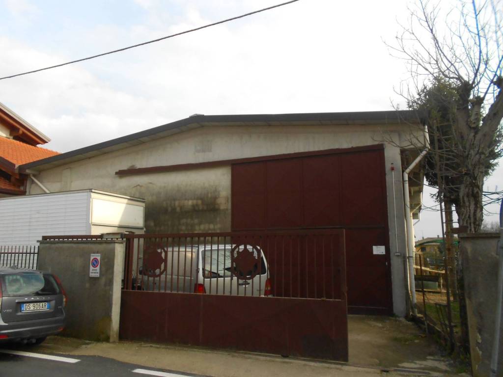 ufficio in vendita ad Oleggio in zona Loreto