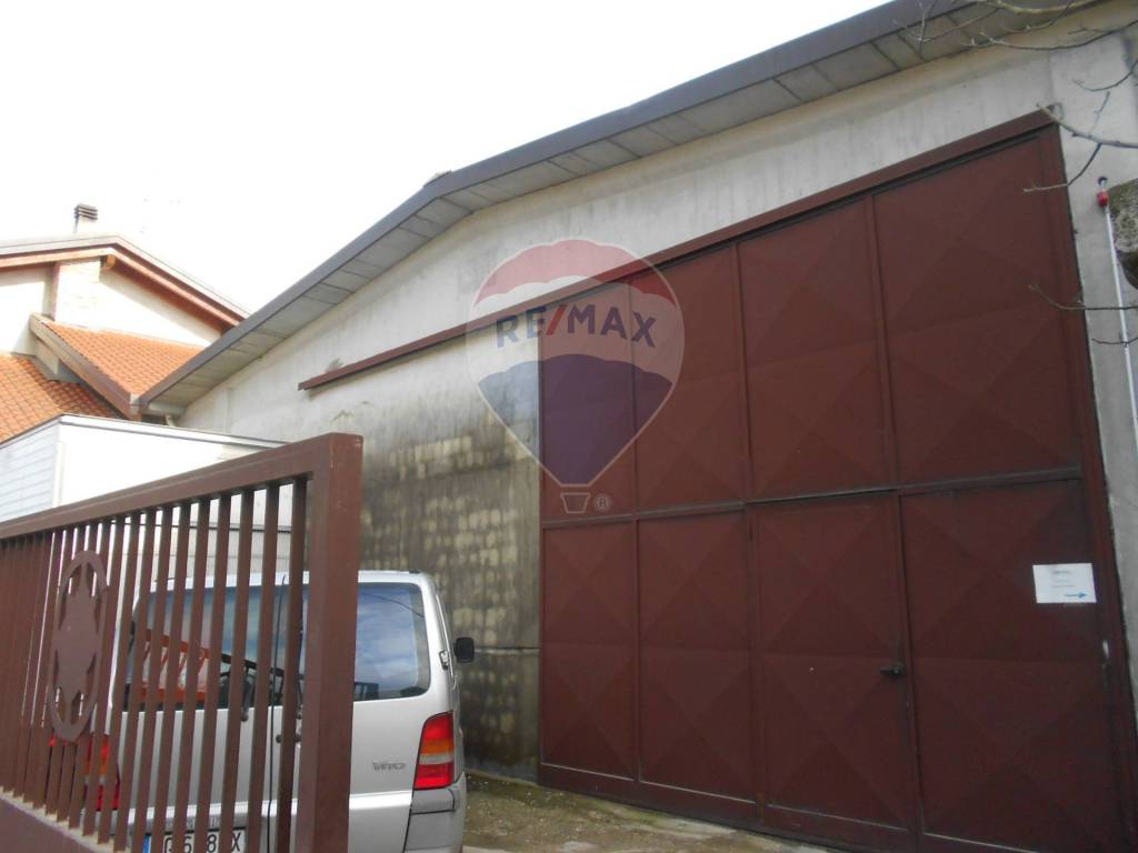 locale commerciale in vendita ad Oleggio in zona Loreto