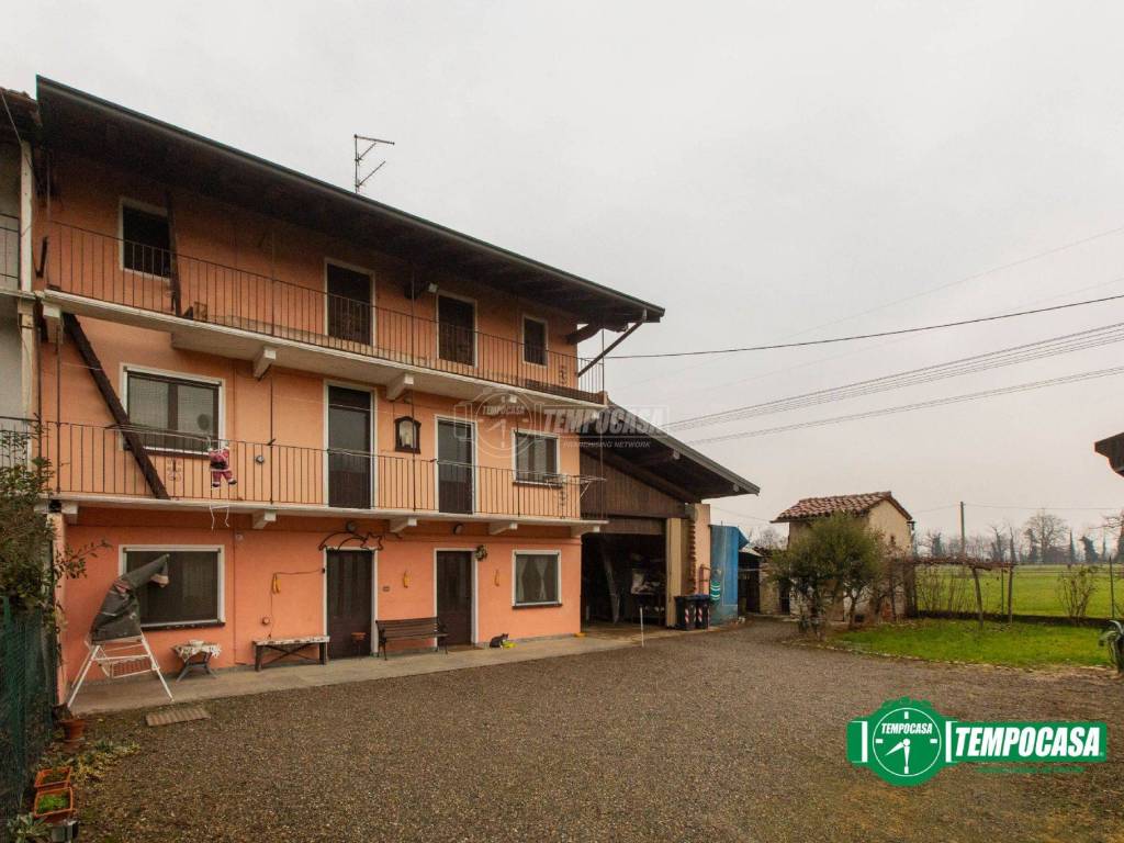 casa indipendente in vendita ad Oleggio