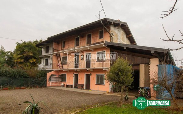 casa indipendente in vendita ad Oleggio
