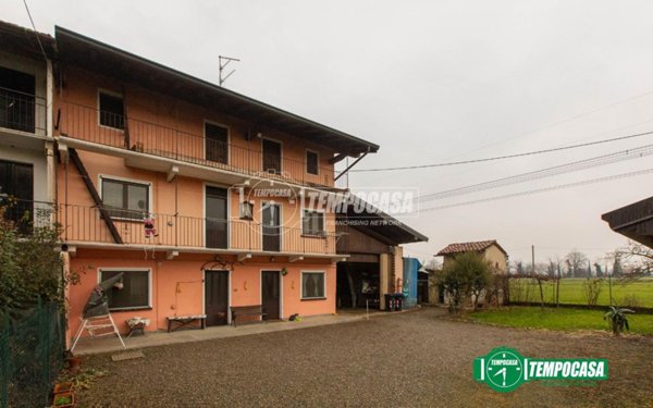 casa indipendente in vendita ad Oleggio
