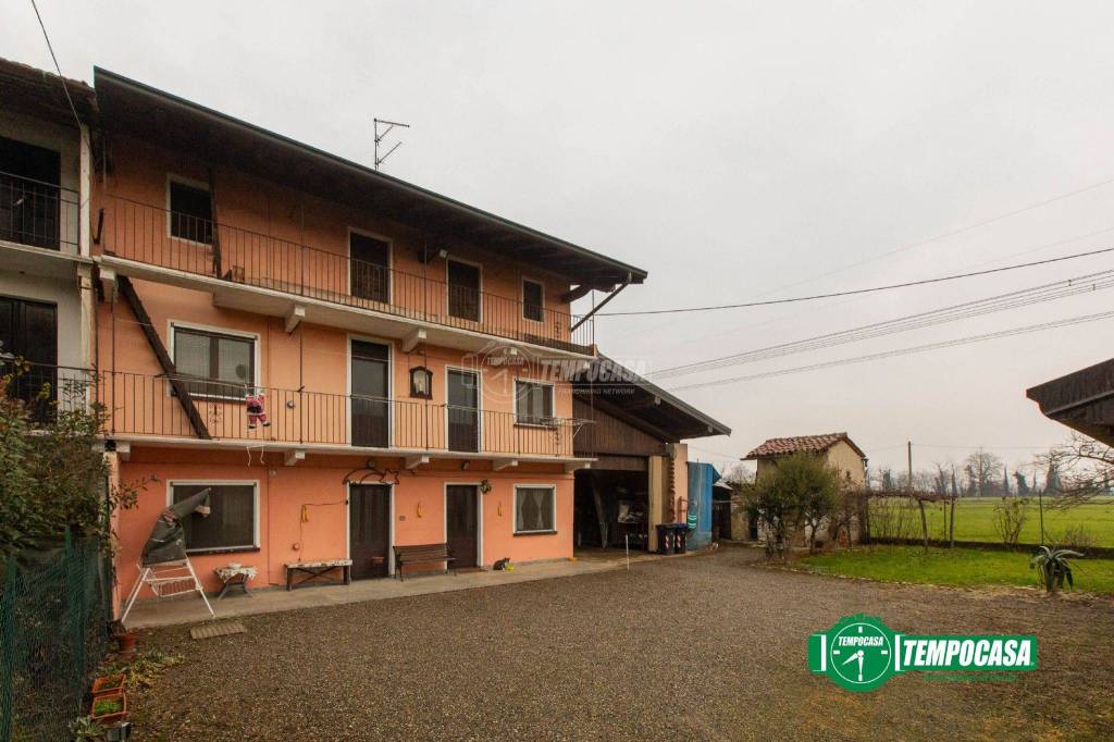 casa indipendente in vendita ad Oleggio