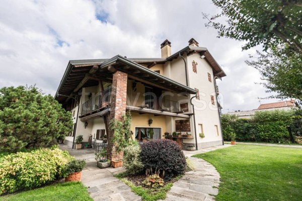 casa indipendente in vendita ad Oleggio