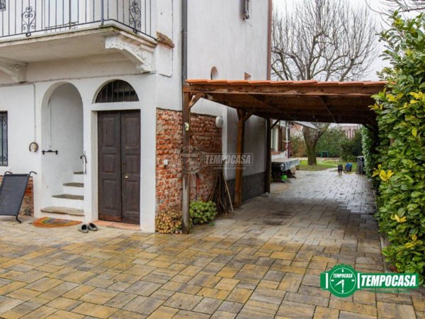 casa indipendente in vendita ad Oleggio in zona San Giovanni