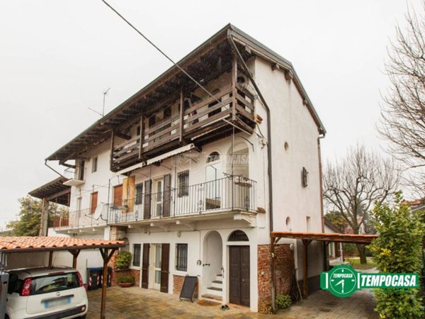casa indipendente in vendita ad Oleggio in zona San Giovanni