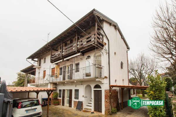 casa indipendente in vendita ad Oleggio in zona San Giovanni